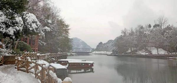 七律 洪安雪鄉情