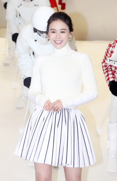馬思純瘦下來更有“少女感”，穿白毛衣配短裙，甜美溫柔又減齡