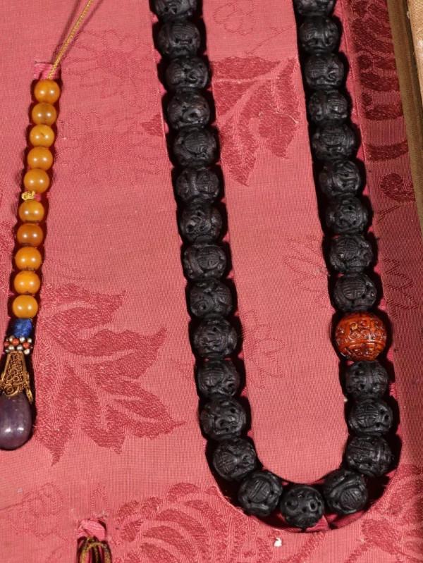 清 沉香雕團壽紋手持朝珠一套。規格：珠徑1.2cm