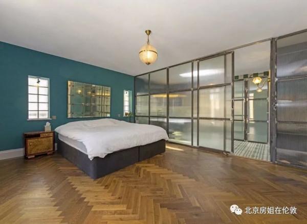 Madness樂隊主唱Suggs前住宅要價£1,950,000,附帶一個鍍金酒吧 Madness樂隊主唱Suggs前住宅要價£1,950,000,附帶一個鍍金酒吧