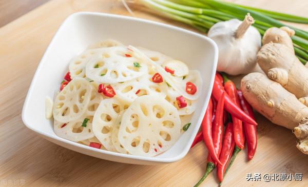 蓮藕焯水只加白醋，難怪還發黑？只需多加1味料，蓮藕白淨脆爽