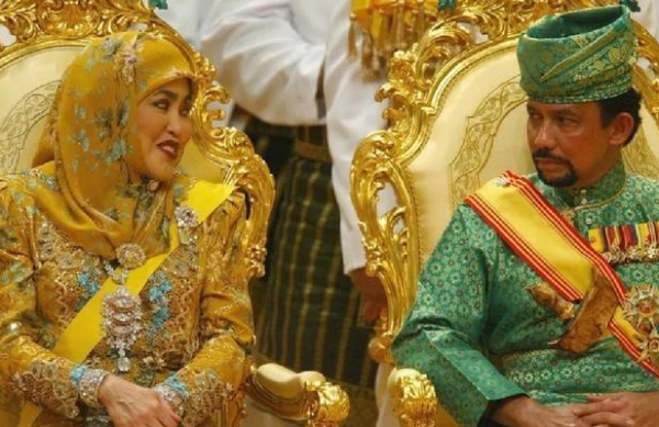 “汶萊老佛爺”：頭上王冠比城堡還貴，坐擁700億資產的超級富婆