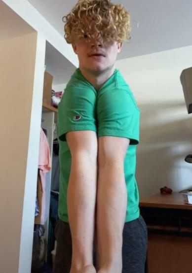 國外男子沒有鎖骨，拿肩膀夾扁鋁罐，夾爆雞蛋，網友看後不再淡定