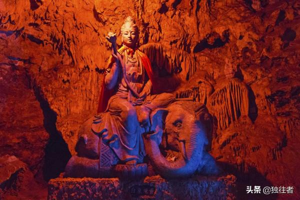 與石筍、石柱、石幔相伴的二千多尊觀音像組成東南亞最大的觀音洞 與石筍、石柱、石幔相伴的二千多尊觀音像組成東南亞最大的觀音洞