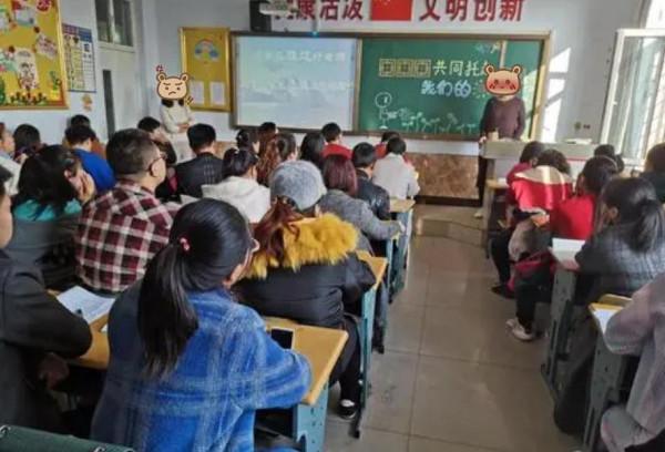 “請倒數第一名家長上臺”,家長機智化解,讓班主任啞口無言 “請倒數第一名家長上臺”,家長機智化解,讓班主任啞口無言