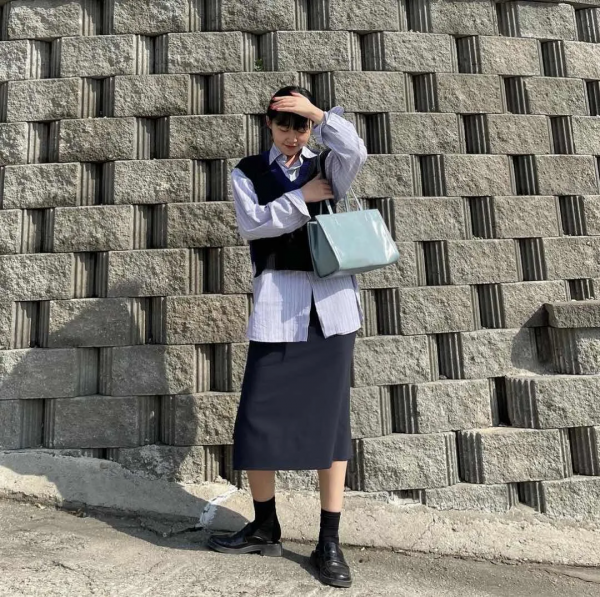 襯衫搭毛背心才是純欲天花板吧