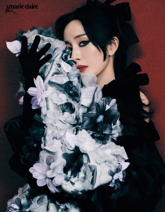 又美又颯！楊冪曝新春封面 化全包煙燻妝穿搭前衛