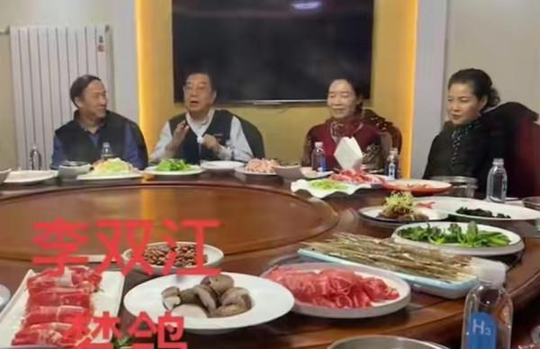 82歲李雙江飯局秀歌技,打扮儒雅沒白髮仍精神,妻子撇嘴不捧場 82歲李雙江飯局秀歌技,打扮儒雅沒白髮仍精神,妻子撇嘴不捧場