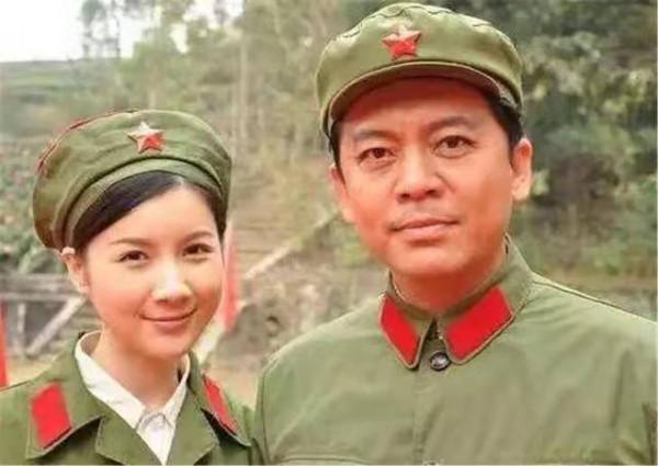 “趙政委”何政軍：一生只愛一人，娶初戀當老婆，結婚29年無緋聞