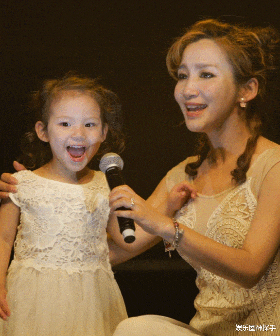 超女艾夢萌一雙兒女長大了，3歲兒子混血感十足，5歲女兒太漂亮