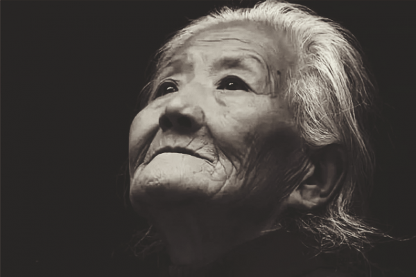 47年，農村老太來部隊尋兒子，報出姓名後，發現她是司令員的母親