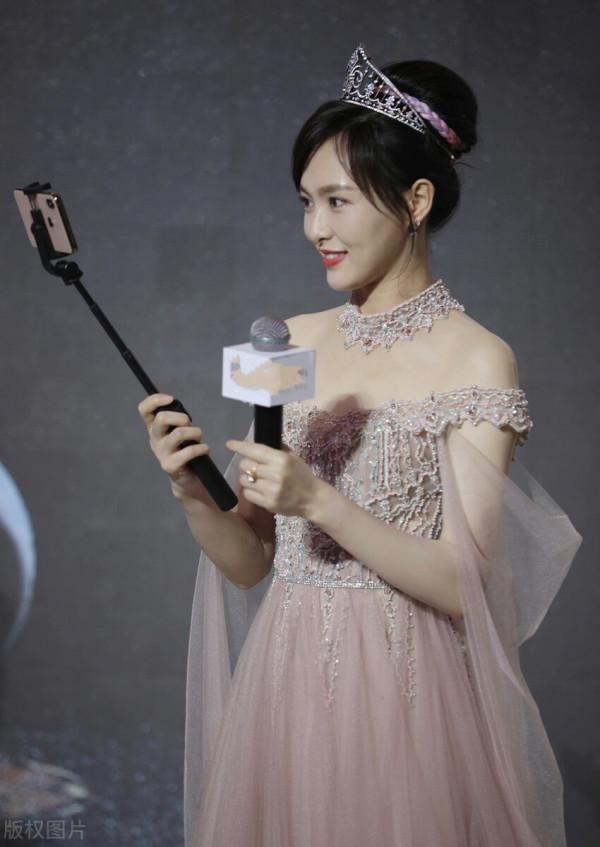 唐嫣出席某品牌活動,穿淡粉公主裙甜美可人,氣質與氣場實力綻放 唐嫣出席某品牌活動,穿淡粉公主裙甜美可人,氣質與氣場實力綻放