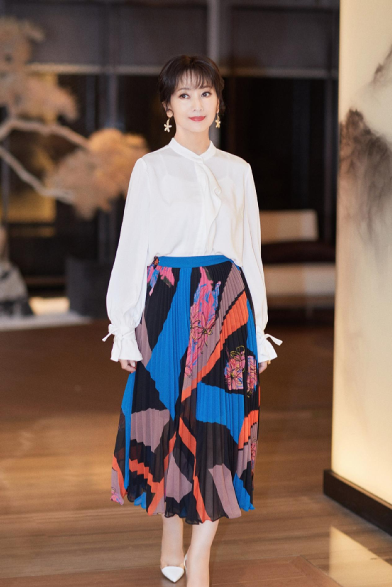 趙雅芝的美貌真不是吹的！穿襯衫裙優雅甜美，哪裡像是66歲的奶奶