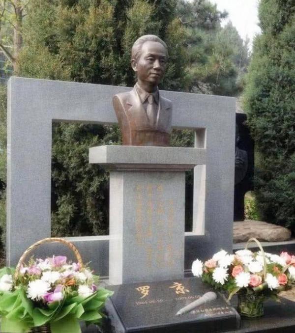 羅京：48歲去世，葬禮現場李瑞英表情痛苦，妻子改嫁兒子留學美國