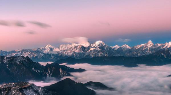 海螺溝，低海拔的冰川王國，一到冬天，就成了一個銀裝素裹的世界