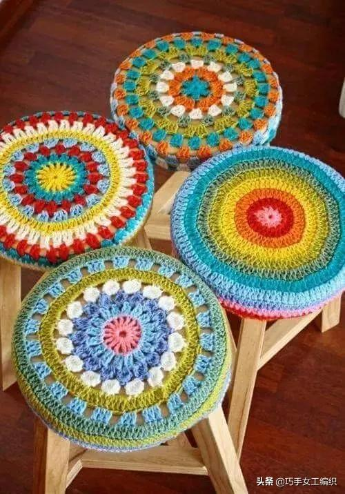 家裡的舊毛線，拿來鉤幾個圓形凳子，簡單好學，全家人都會喜歡