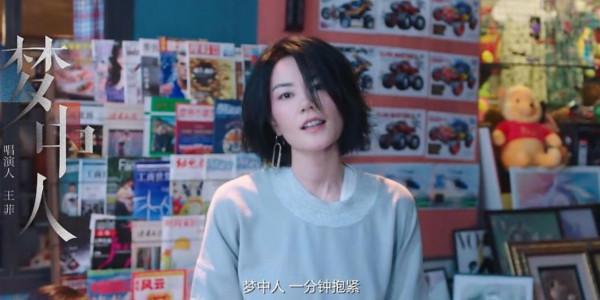 鳥窩、縫紉機、鋼絲球，女明星奇奇怪怪的髮型，笑得捂不住嘴