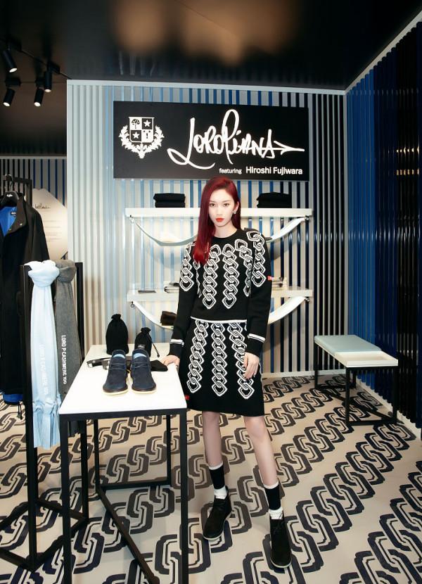 劉令姿黑白拼色針織衫半身裙套裝 側分紅色長直髮A颯女神