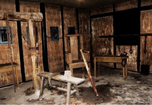 看似簡單的“老虎凳”有多可怕？只需3塊磚頭便讓犯人招供