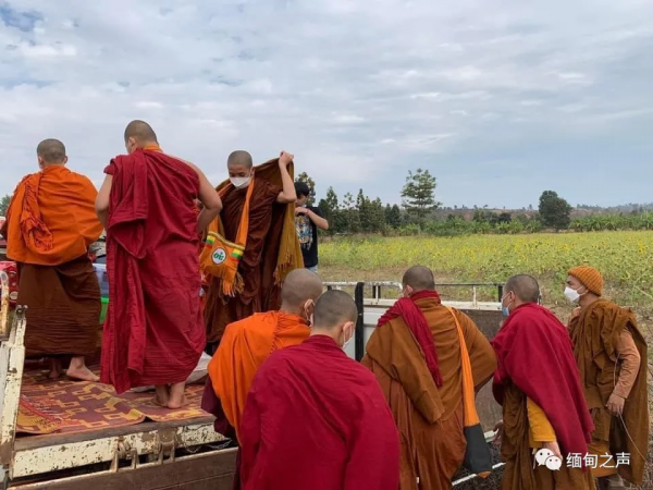 到處都在打仗！房子被炸！緬甸難民坐在地上，雙手合十為緬甸祈福