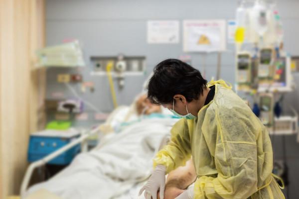 “不要搶救他!”父親癌症晚期,一位醫生為他選擇了最少的治療 “不要搶救他!”父親癌症晚期,一位醫生為他選擇了最少的治療