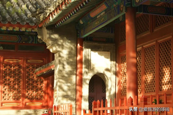 看展喝咖啡、賞壁畫、聽古樂…這座城市的寺廟也太厲害了吧