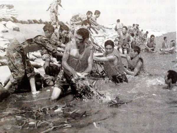 回顧和平年代完成部隊重大演習和軍事任務中的群眾工作