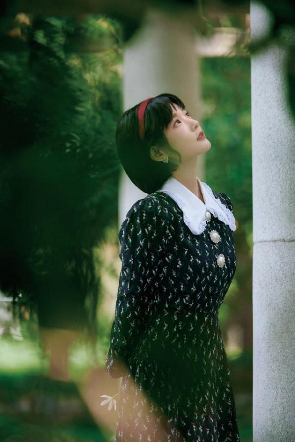 李一桐扮80年代女生,穿印花裙配短髮溫婉動人,好有年代感 李一桐扮80年代女生,穿印花裙配短髮溫婉動人,好有年代感