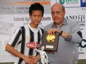 義大利長大的申花小將盼成國腳,“第一次吃火鍋被豬腦花嚇傻了” 義大利長大的申花小將盼成國腳,“第一次吃火鍋被豬腦花嚇傻了”