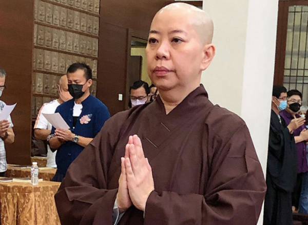 55歲女星直播剃度出家引熱議！回應：已跟老公離婚，兒子引以為榮