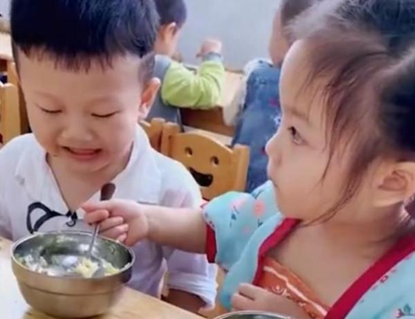 四川一幼兒園小男孩吃飯很慢,女孩主動給他餵飯,動作熟練又可愛 四川一幼兒園小男孩吃飯很慢,女孩主動給他餵飯,動作熟練又可愛
