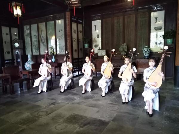 老年朋友，如條件（含疫情）允許，建議出去玩玩（我是老年人）