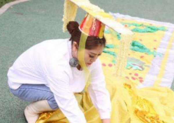 河南一女子模仿武則天，泡麵當王冠，麻袋做龍袍，23家公司求籤約