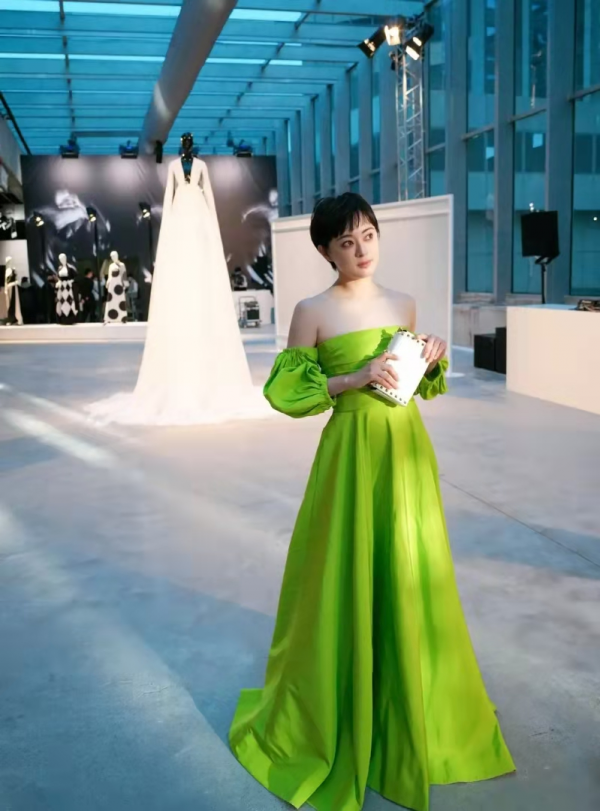 孫儷這回風格大變,穿熒光綠抹胸裙高調亮相,就她能穿出國際範 孫儷這回風格大變,穿熒光綠抹胸裙高調亮相,就她能穿出國際範