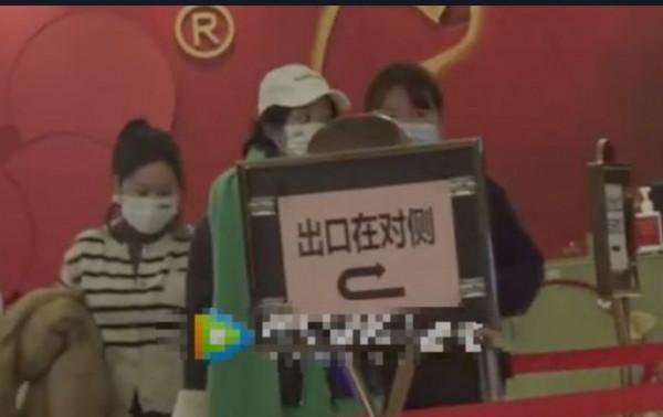 明星返鄉過年：嶽嶽、寶強回老家吃飯，徐坤送手提箱。趙露絲牛