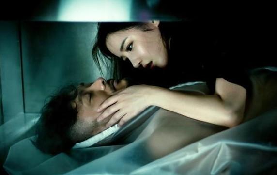 人死後為何不能摸屍體的臉?這並不是迷信,有一定科學道理 人死後為何不能摸屍體的臉?這並不是迷信,有一定科學道理