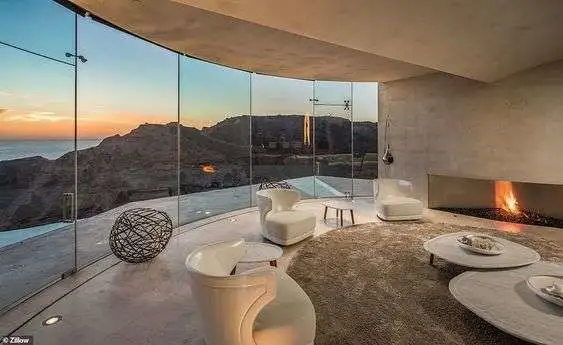 巨星夫婦花1&period;3億買下&OpenCurlyDoubleQuote;鋼鐵俠的豪宅&rdquo;！還能在懸崖邊游泳？酸了