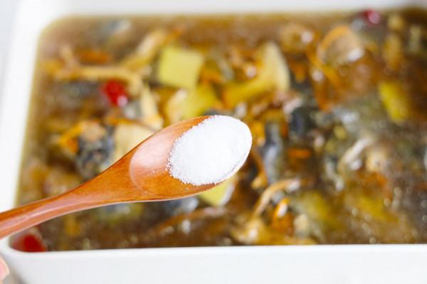 烏雞湯怎麼燉最有營養？教你正確做法，湯鮮味美，常喝氣色好