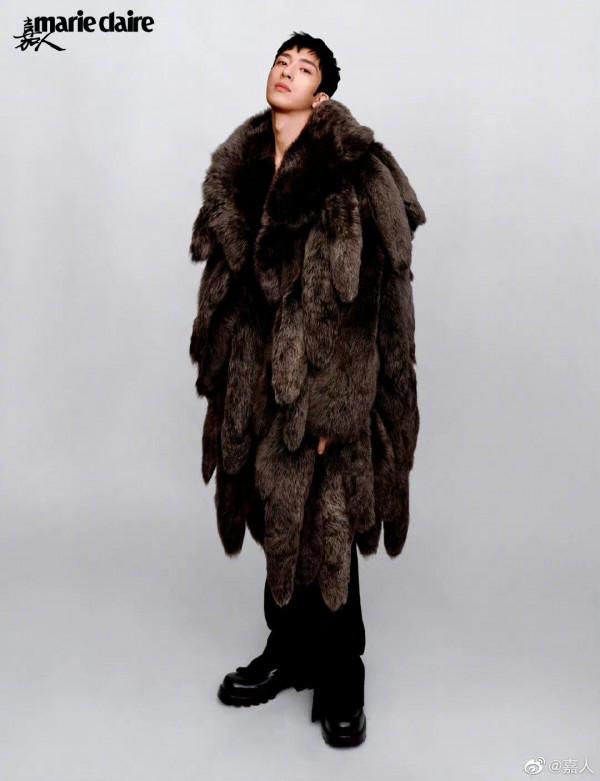 井柏然大片來襲，一身黑色的造型看著好酷