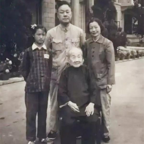 1950年鍾瑾懷向毛主席討債，主席聽聞：欠的債這輩子都還不清