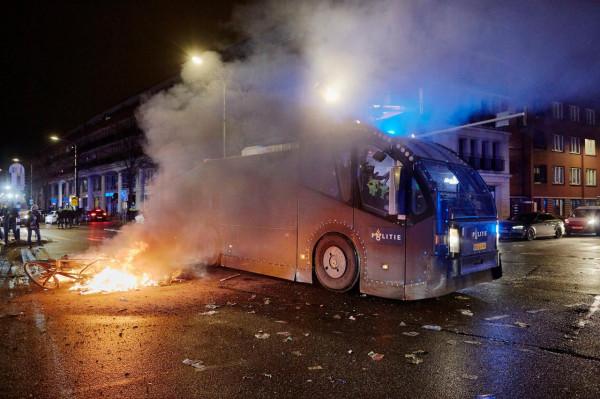 歐洲多國要求強制接種疫苗，反防疫人士高呼“還我自由”，新一波防疫漏洞來自學校？