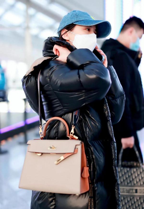 黃聖依私服秀，身穿長款羽絨服配寬鬆牛仔褲，時尚感滿滿