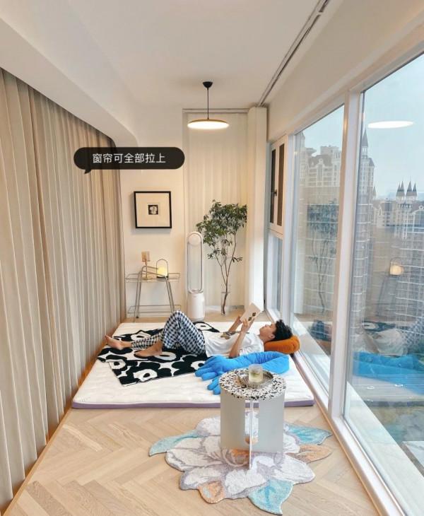 同樣陽臺納入室內，他家就格外優秀，靠著落地窗，區域性抬升做地臺