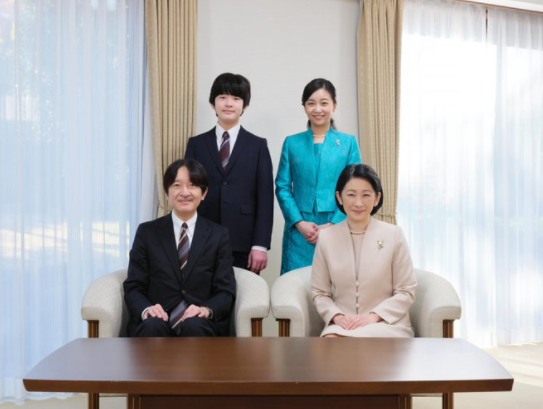 日本天皇獨生女首次承擔皇室職責，禮服亮眼，風頭卻被小王子搶走