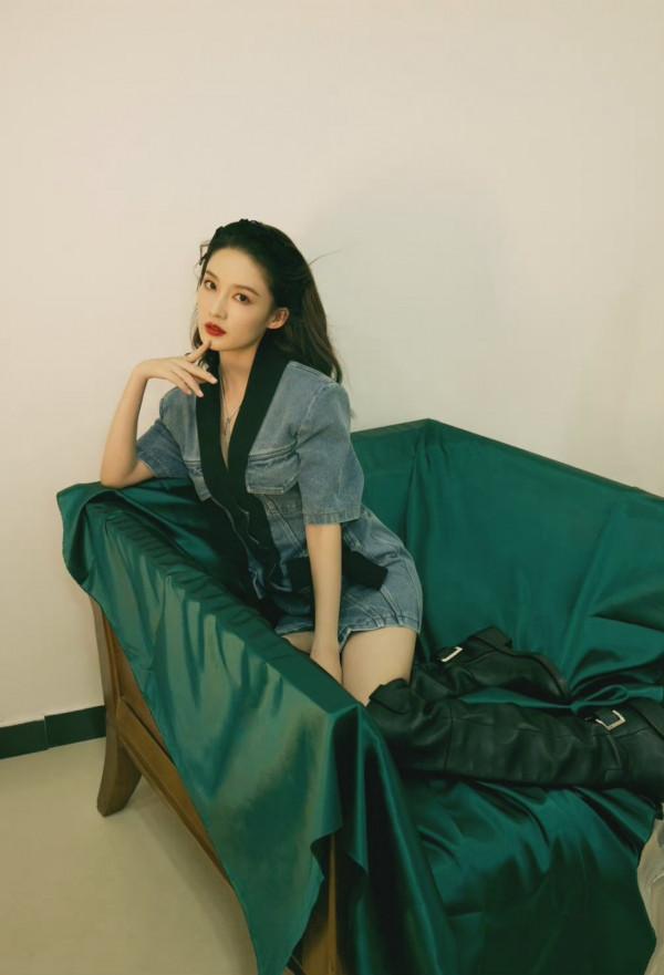 李沁好懂“抓住直男的心”,穿牛仔短裙錄戀愛綜藝,配過膝靴真颯 李沁好懂“抓住直男的心”,穿牛仔短裙錄戀愛綜藝,配過膝靴真颯