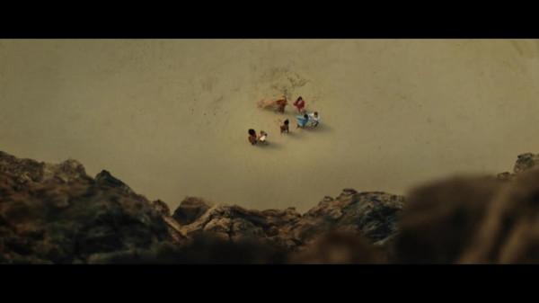 懸疑電影《老去》:濃縮生命的詭異海灘,讓度假變成度餘生 懸疑電影《老去》:濃縮生命的詭異海灘,讓度假變成度餘生