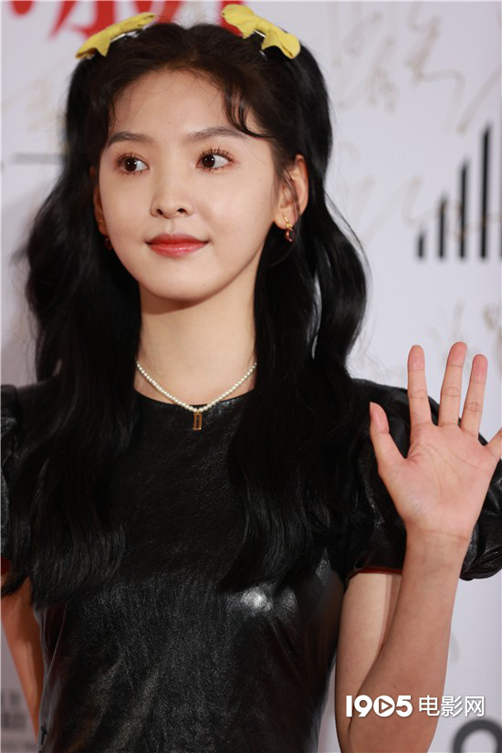 甜心少女！章若楠小黑裙現身 雙馬尾髮型俏皮可愛