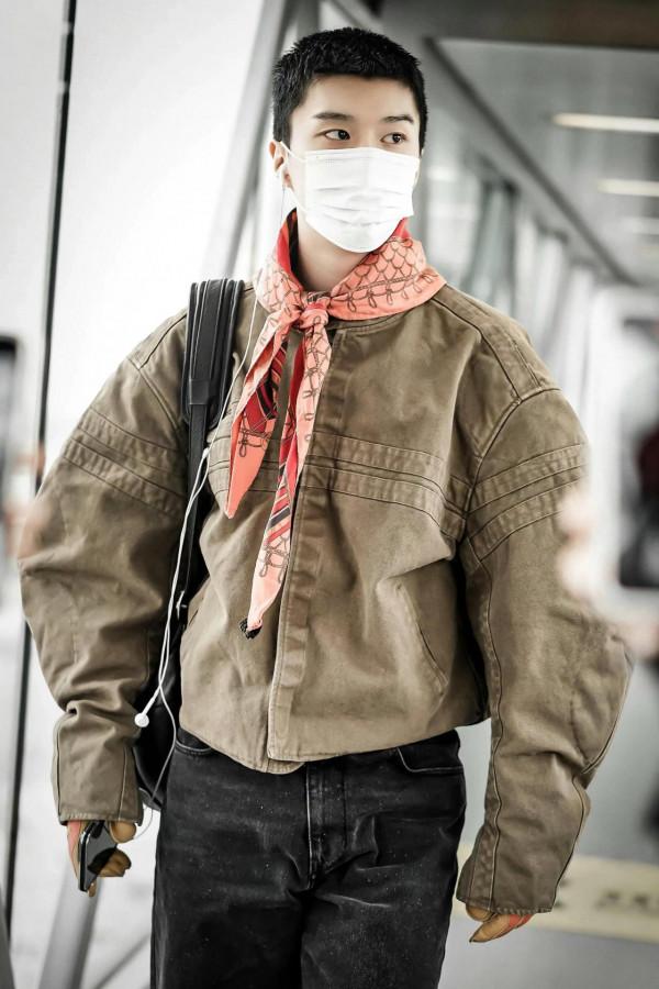 範丞丞機場穿搭，很特別的私服look