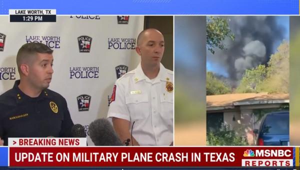 美國海軍一架戰機在居民區墜毀 2名飛行員受傷1人掛到電線上 美國海軍一架戰機在居民區墜毀 2名飛行員受傷1人掛到電線上