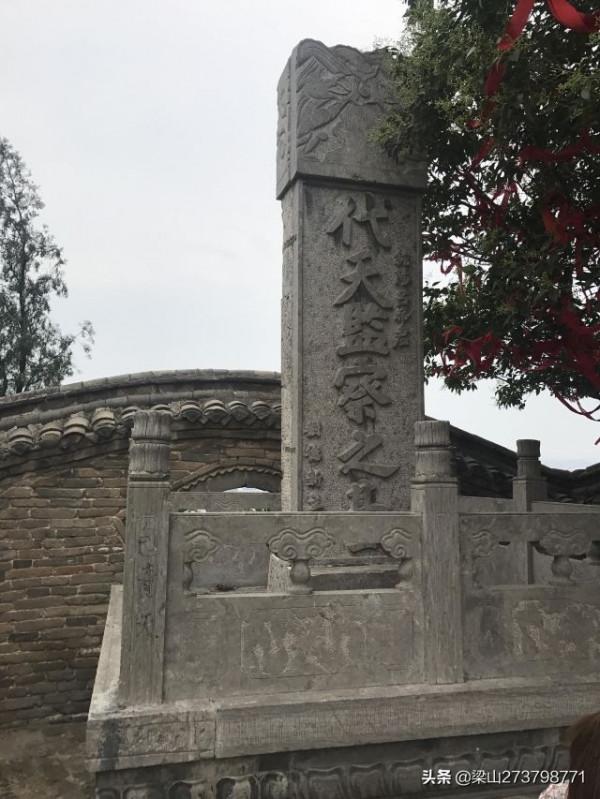 大伾山，大平原上突起的孤峰，寺廟洞閣棋佈，摩崖碑刻林立